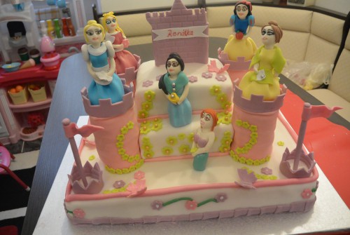 Kastély torta hercegnőkkel