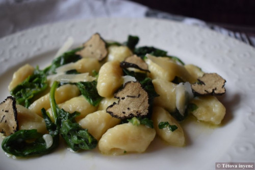 Spenótos gnocchi szarvasgombával