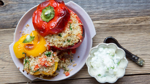 Gefüllte Bulgur-Paprika mit Gurkenquark