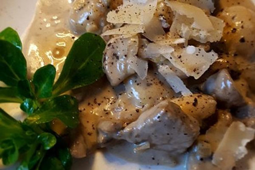 Gnocchi mit Rindfleisch und Pilzen in Weißwein-Sahne