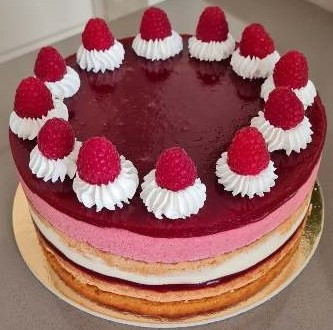 Fehércsoki-málna mousse torta