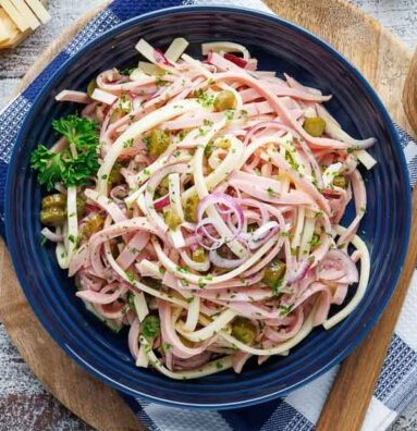 Wurstsalat mit Käse und Gürkchen