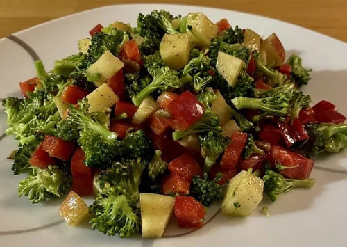 Brokkoli Paprika Apfel Salat